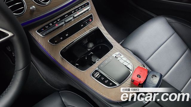 Mercedes-Benz E-Class 2023 — photo 12