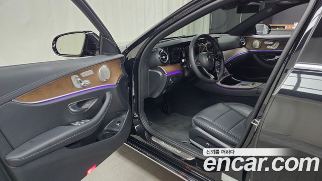 Mercedes-Benz E-Class 2023 — photo 13