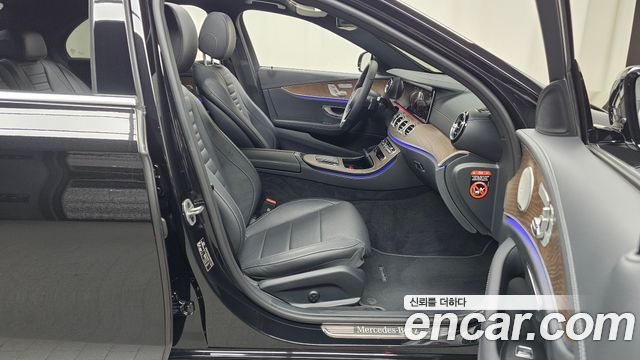 Mercedes-Benz E-Class 2023 — photo 17