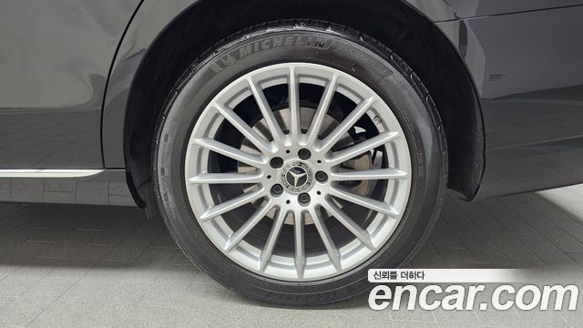 Mercedes-Benz E-Class 2023 — photo 7
