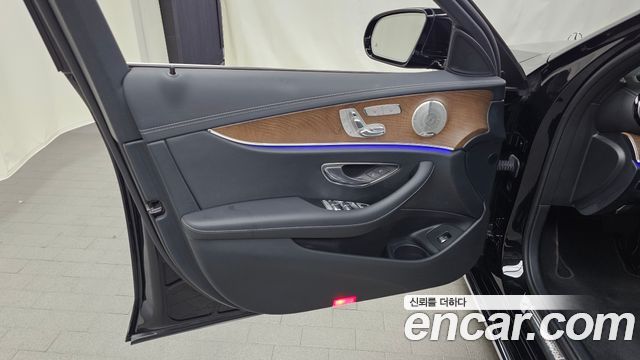 Mercedes-Benz E-Class 2023 — photo 14