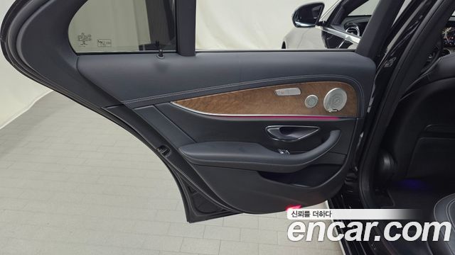 Mercedes-Benz E-Class 2023 — photo 15
