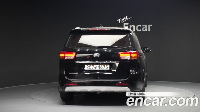 Kia Canival 2018 — photo 4