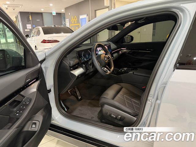 BMW 5-Series 2024 — photo 10