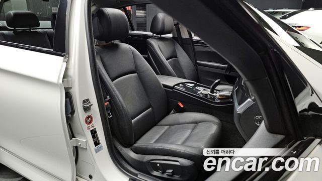 BMW 5-Series 2016 — photo 10