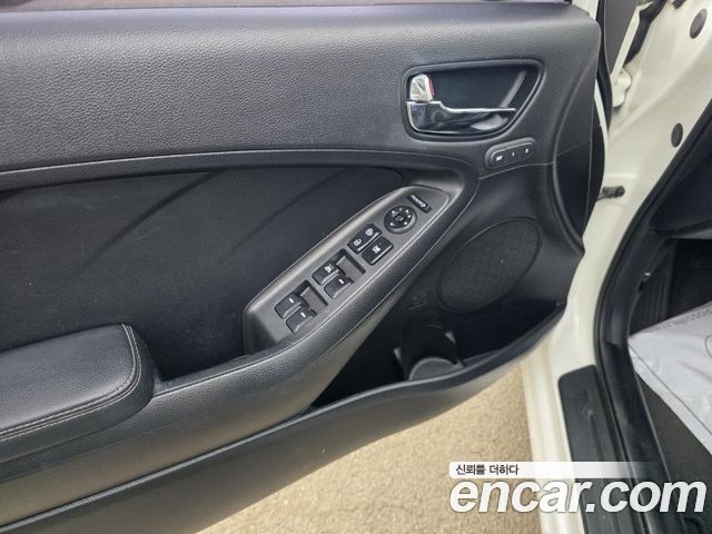 Kia K3 2015 — photo 8