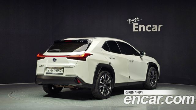 Lexus UX 2019 — photo 2
