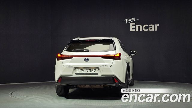 Lexus UX 2019 — photo 4