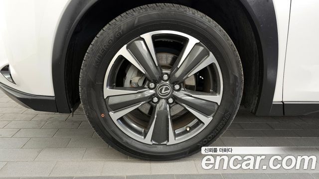 Lexus UX 2019 — photo 5