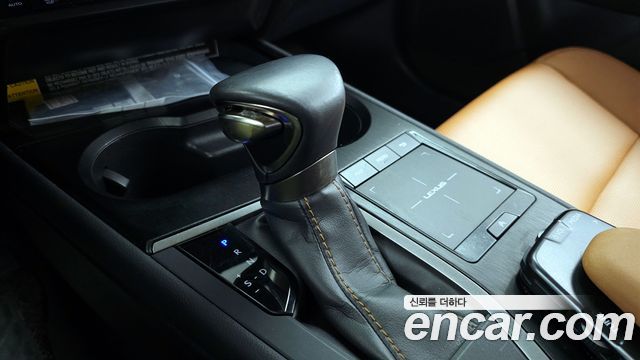 Lexus UX 2019 — photo 12