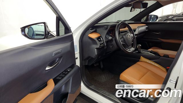 Lexus UX 2019 — photo 13
