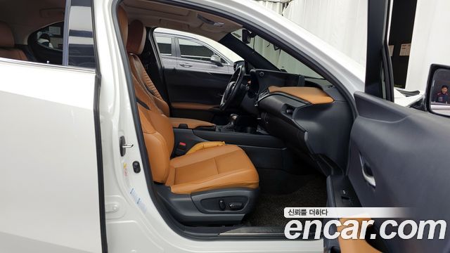 Lexus UX 2019 — photo 17