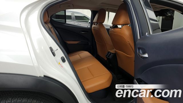 Lexus UX 2019 — photo 18