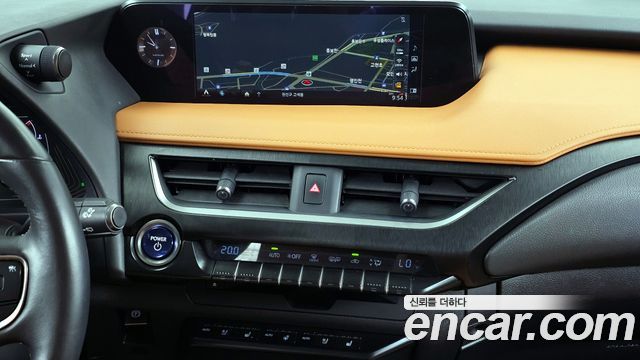 Lexus UX 2019 — photo 20