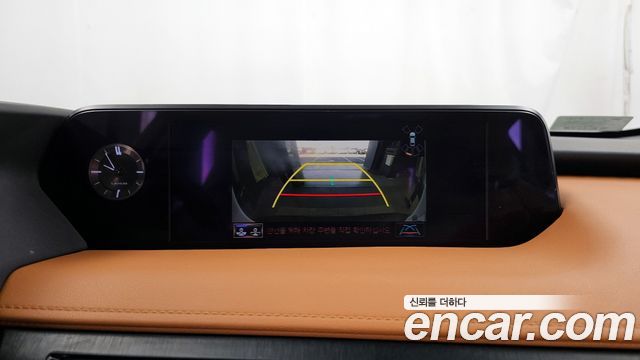 Lexus UX 2019 — photo 21