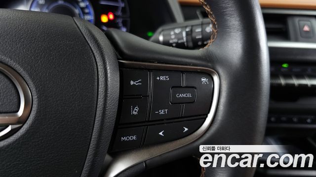 Lexus UX 2019 — photo 25