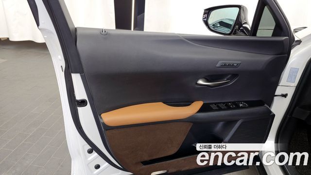 Lexus UX 2019 — photo 14