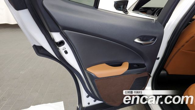 Lexus UX 2019 — photo 15
