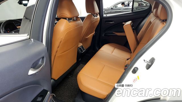 Lexus UX 2019 — photo 16