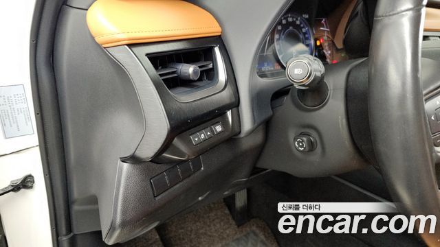 Lexus UX 2019 — photo 30