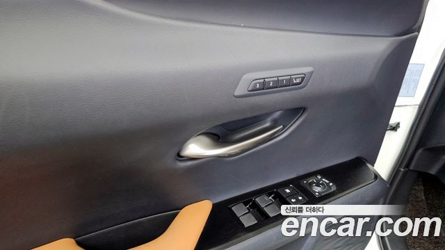 Lexus UX 2019 — photo 31