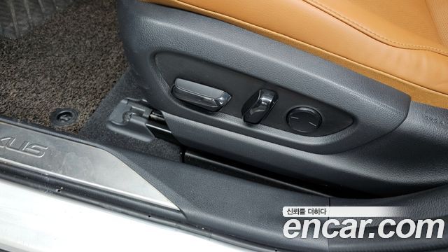 Lexus UX 2019 — photo 32
