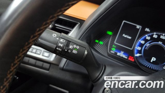 Lexus UX 2019 — photo 34