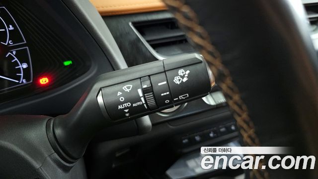 Lexus UX 2019 — photo 35