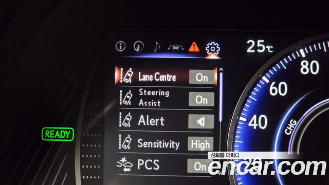 Lexus UX 2019 — photo 36