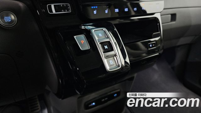 Hyundai Staria 2025 — photo 9
