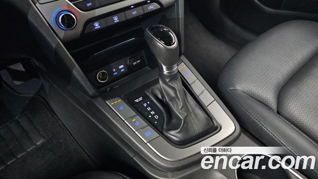 Hyundai AVANTE 2016 — photo 12