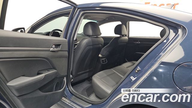 Hyundai AVANTE 2016 — photo 17