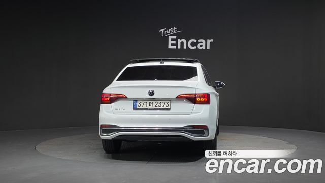 Volkswagen Jetta 2023 — photo 4