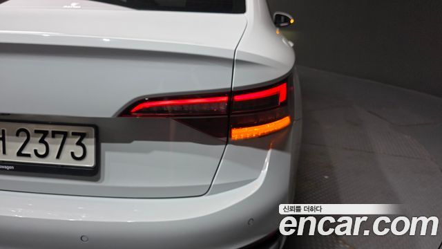 Volkswagen Jetta 2023 — photo 9