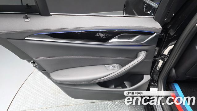 BMW 5-Series 2021 — photo 15