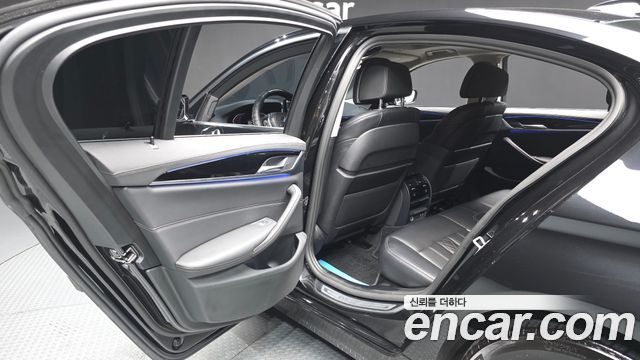 BMW 5-Series 2021 — photo 16