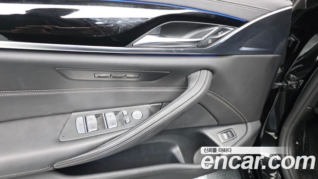 BMW 5-Series 2021 — photo 28