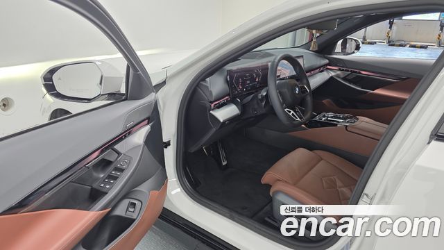 BMW 5-Series 2025 — photo 10