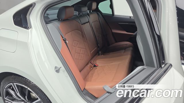 BMW 5-Series 2025 — photo 11