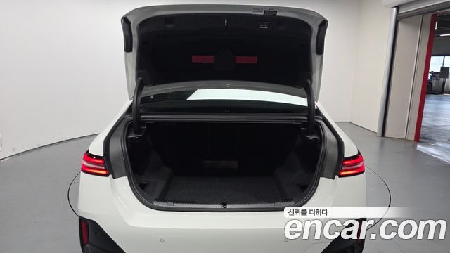 BMW 5-Series 2025 — photo 20