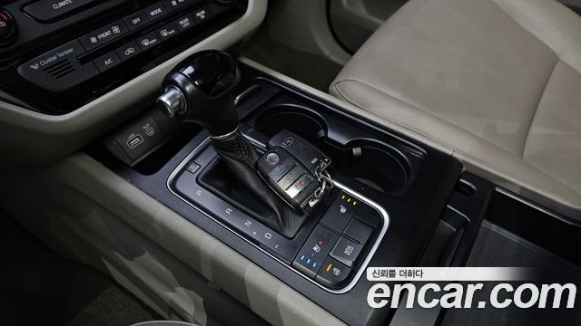 Kia Canival 2015 — photo 12