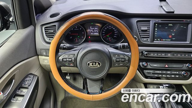 Kia Canival 2015 — photo 20
