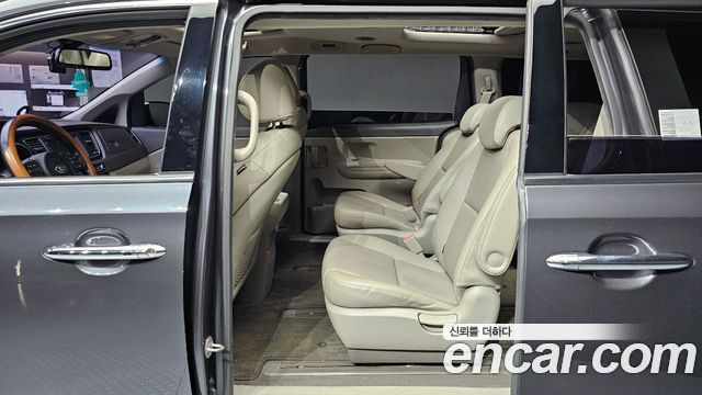 Kia Canival 2015 — photo 16