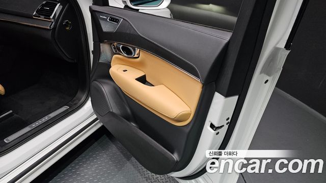 Volvo XC90 2023 — photo 32