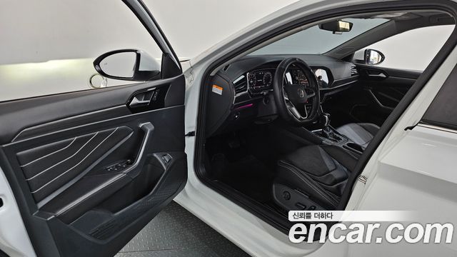 Volkswagen Jetta 2023 — photo 13