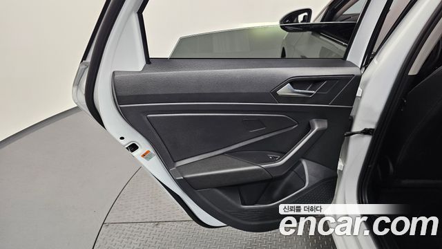 Volkswagen Jetta 2023 — photo 15