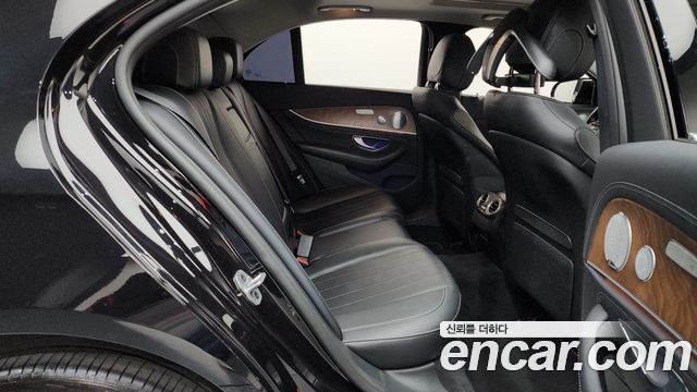 Mercedes-Benz E-Class 2019 — photo 12