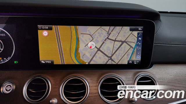 Mercedes-Benz E-Class 2019 — photo 13