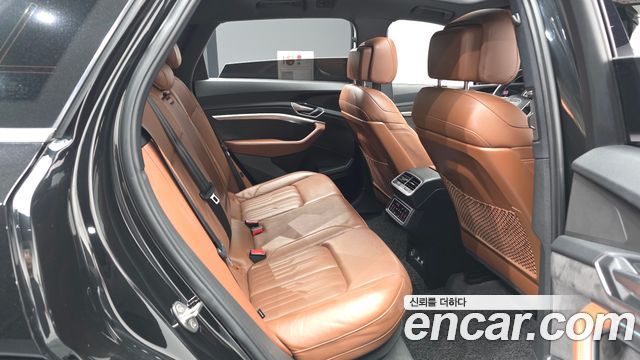 Audi e-tron 2020 — photo 18