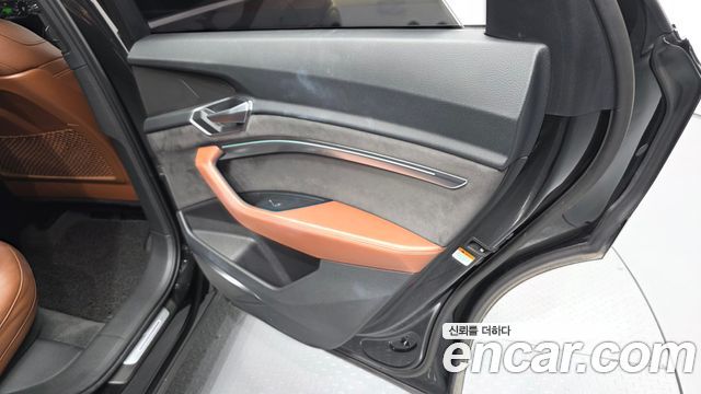 Audi e-tron 2020 — photo 15